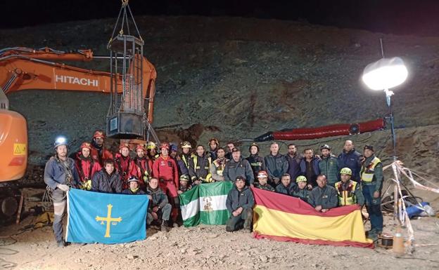 Los equipos de rescate posan con las banderas de España, Andalucía y Asturias. 