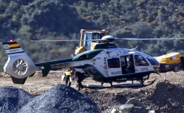 El helicóptero, a su regreso de Sevilla. Efectivos descargan explosivos en la zona de rescate. 