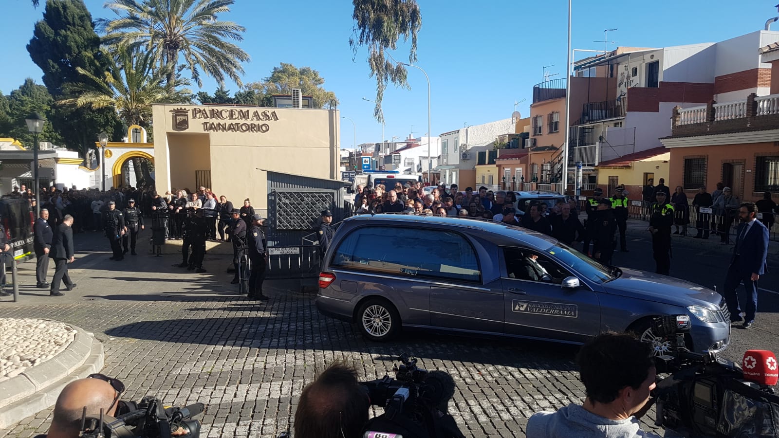 El coche fúnebre con el cuerpo del pequeñ Julen llega al tanatorio de El Palo. 