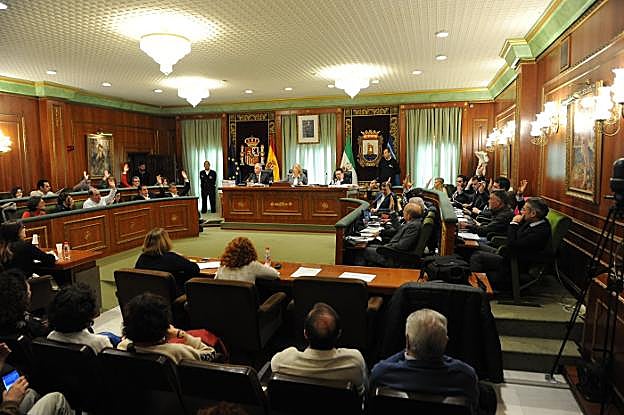 Votación en uno de los puntos del orden del día. :: josele-lanza