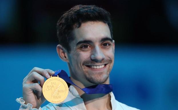 Javier Fernández muestra su medalla de oro.