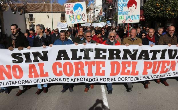 Orozco, primero por la izquierda, en una manifestación contra el corte de tráfico en el Puente. 