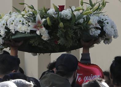 Imagen secundaria 1 - Emotivo adiós a Julen en El Palo entre lágrimas, flores y aplausos