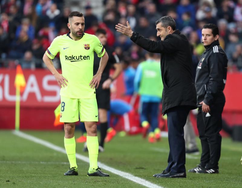 Valverde dando instrucciones a Jordi Alba durante el partido