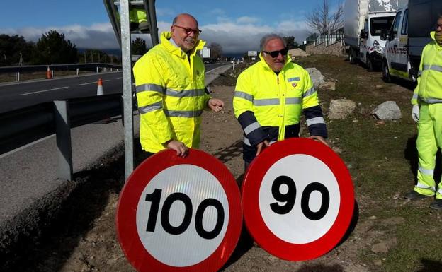 Los directores generales de Carreteras y de Tráfico, Javier Herrero y Pere Navarro, respectivamente, con las señales de 100 y 90 km/h, durante la operación de cambio de la señales.