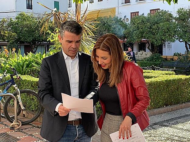 Bernal junto a la parlamentaria Rubiño en la Plaza de los Naranjos. 