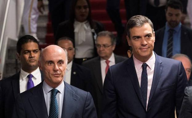 El embajador de España en República Dominicana, Alejandro Abellán García de Diego?, con el presidente del Gobiernol, Pedro Sánchez, este martes en el aeropuerto Las Américas, en Santo Domingo (República Dominicana).