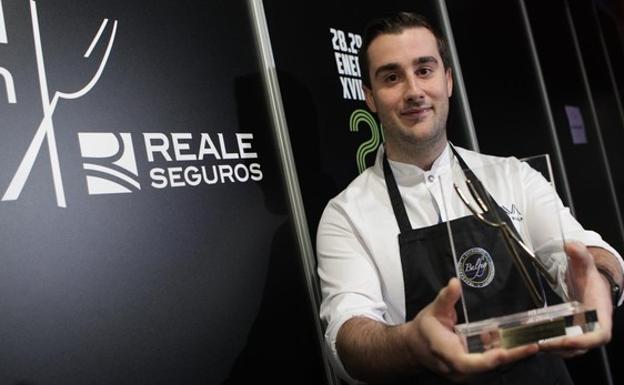 Fernando Alcalá, con el premio al Cocinero Revelación de Madrid Fusión.