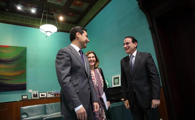 Juanma Moreno, y la consejera de Empleo, Rocío Blanco, en la reunión con el presidente de la CEA, Javier González de Lara.