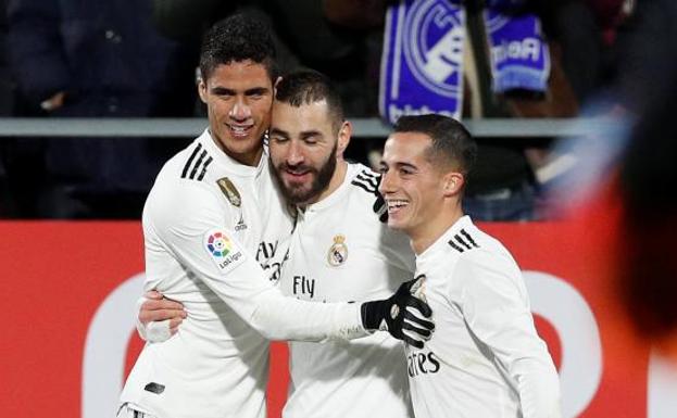 Benzema festeja junto a Varane y Lucas Vázquez el segundo de sus goles al Girona.