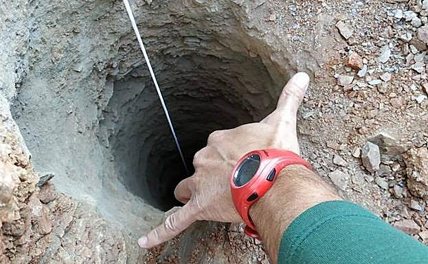 Imagen de la boca del pozo por el que cayó el niño.