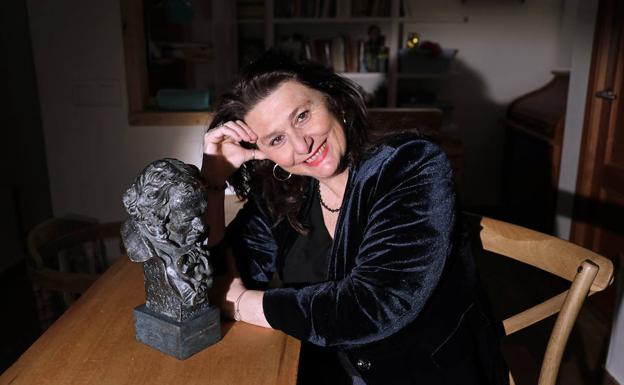 Adelfa Calvo, en su casa junto al Goya a la mejor actriz de reparto que logró el pasado año por la película 'El autor'.