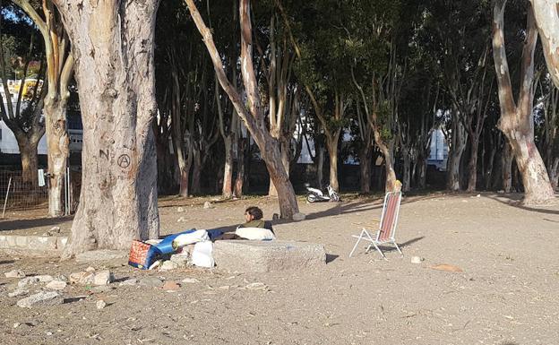 Una de las personas que han acampado en la playa de los Baños del Carmen, ayer. 