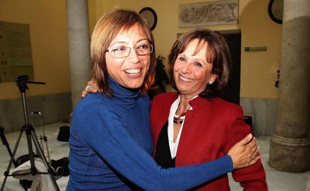 María Gámez en el momento de dar el relevo a Remedios Martel.