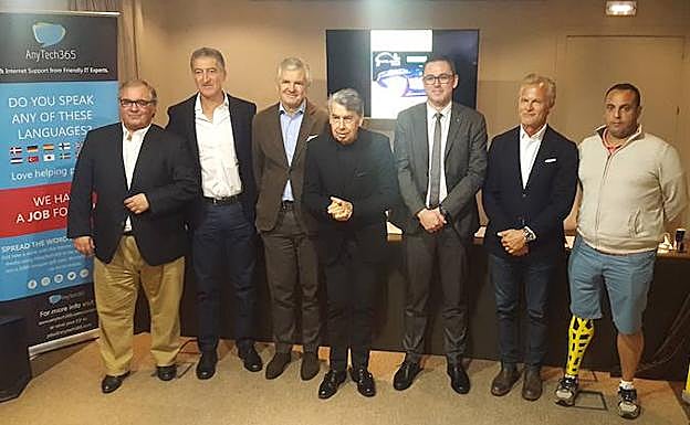 Santana, en el centro, con organizadores y patrocinadores del torneo.