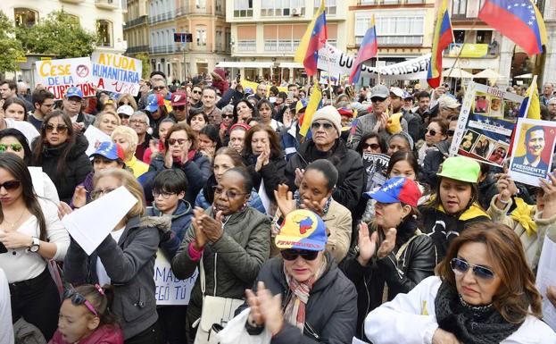 Cientos de personas se concentran en Málaga contra Maduro