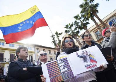 Imagen secundaria 1 - Cientos de personas se concentran en Málaga contra Maduro