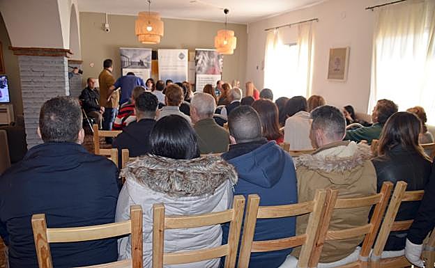 Imagen de los asistentes a la ceremonia de «graduación» de cuatro pacientes, este sábado en Moclinejo. 