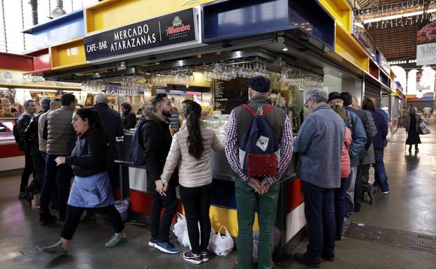 Los negocios están llenos a mediodía. 