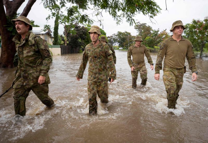 Las fotografías de una inundación en la ciudad australiana de Townsville, donde el agua ha llegado hasta las casas y colegios, ha llevado cocodrilos a las calles y ha obligado a desplegar el ejército 