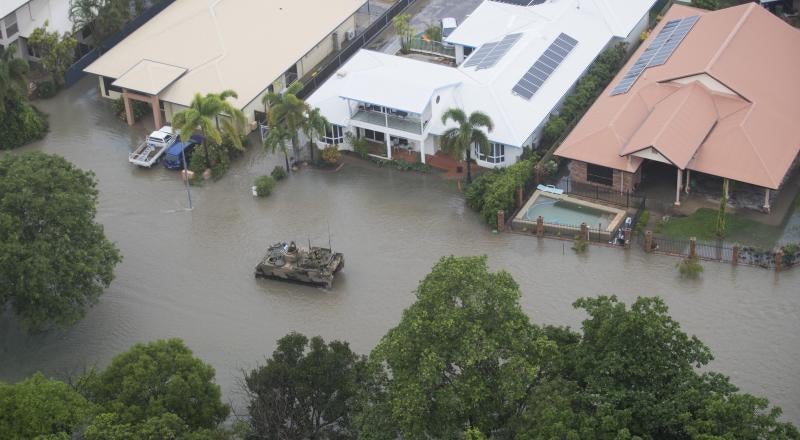 Las fotografías de una inundación en la ciudad australiana de Townsville, donde el agua ha llegado hasta las casas y colegios, ha llevado cocodrilos a las calles y ha obligado a desplegar el ejército 