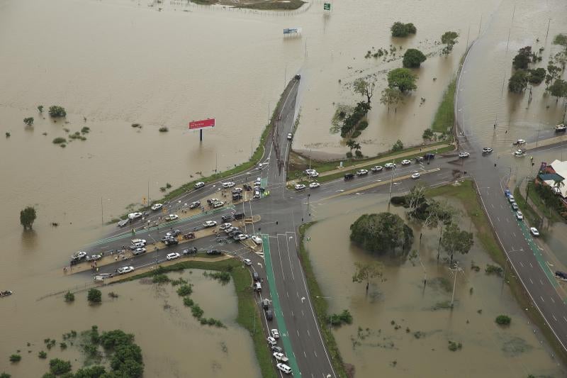 Las fotografías de una inundación en la ciudad australiana de Townsville, donde el agua ha llegado hasta las casas y colegios, ha llevado cocodrilos a las calles y ha obligado a desplegar el ejército 