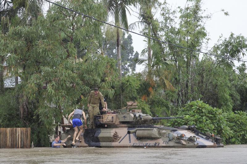 Las fotografías de una inundación en la ciudad australiana de Townsville, donde el agua ha llegado hasta las casas y colegios, ha llevado cocodrilos a las calles y ha obligado a desplegar el ejército 