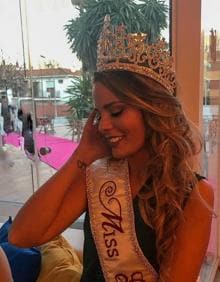 Imagen secundaria 2 - María, de niña, en el hospital donde celebró cumpleaños y Navidades. La joven, con la corona de Miss Grand Málaga 2018.