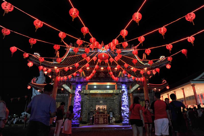 Las celebraciones y pasacalles inundaron las calles de diversos lugares de Asia, como Birmania, Tailandia o la misma China