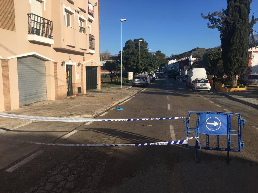 El agua llegó a alcanzar el metro y medio de altura, anegando los bajos de más de 60 viviendas. Los bomberos tuvieron que rescatar a una mujer de 90 años