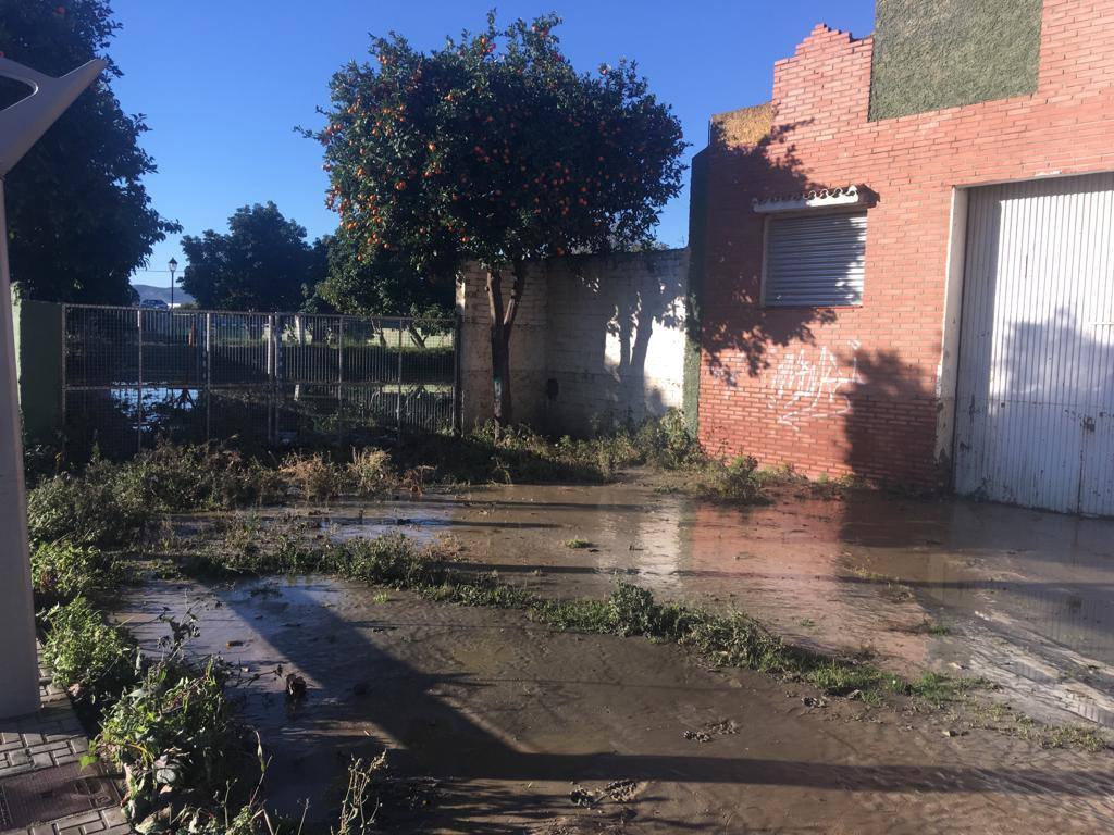 El agua llegó a alcanzar el metro y medio de altura, anegando los bajos de más de 60 viviendas. Los bomberos tuvieron que rescatar a una mujer de 90 años