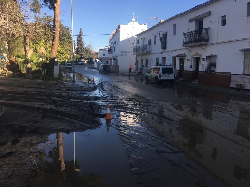 El agua llegó a alcanzar el metro y medio de altura, anegando los bajos de más de 60 viviendas. Los bomberos tuvieron que rescatar a una mujer de 90 años