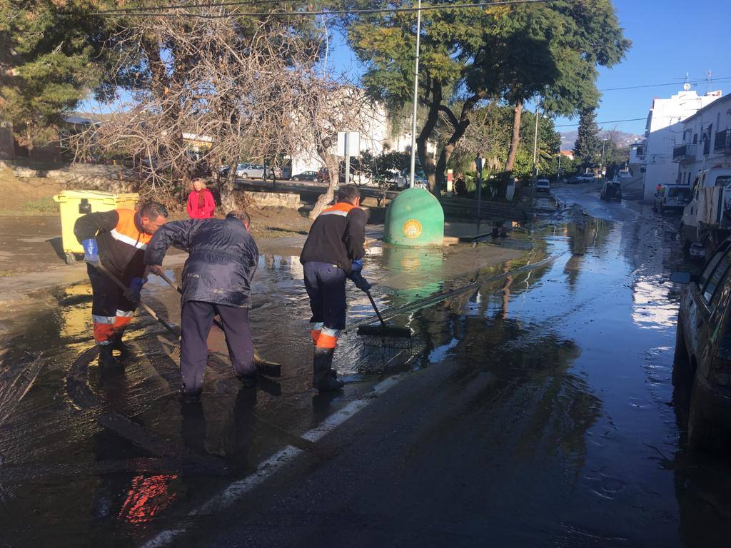 El agua llegó a alcanzar el metro y medio de altura, anegando los bajos de más de 60 viviendas. Los bomberos tuvieron que rescatar a una mujer de 90 años