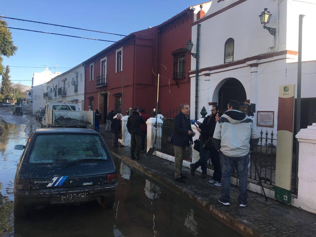 El agua llegó a alcanzar el metro y medio de altura, anegando los bajos de más de 60 viviendas. Los bomberos tuvieron que rescatar a una mujer de 90 años