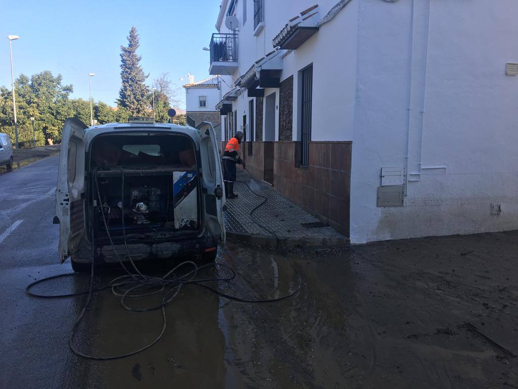 El agua llegó a alcanzar el metro y medio de altura, anegando los bajos de más de 60 viviendas. Los bomberos tuvieron que rescatar a una mujer de 90 años