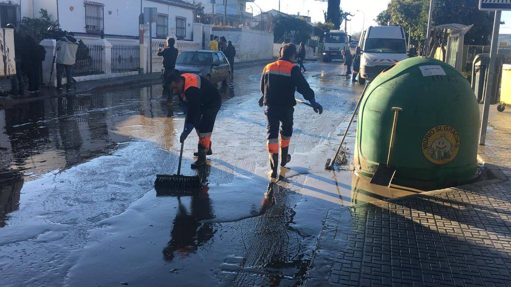 El agua llegó a alcanzar el metro y medio de altura, anegando los bajos de más de 60 viviendas. Los bomberos tuvieron que rescatar a una mujer de 90 años