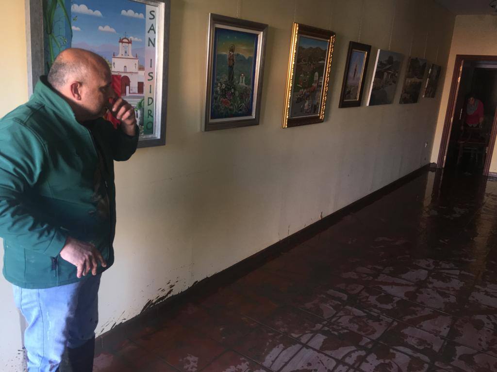 El agua llegó a alcanzar el metro y medio de altura, anegando los bajos de más de 60 viviendas. Los bomberos tuvieron que rescatar a una mujer de 90 años