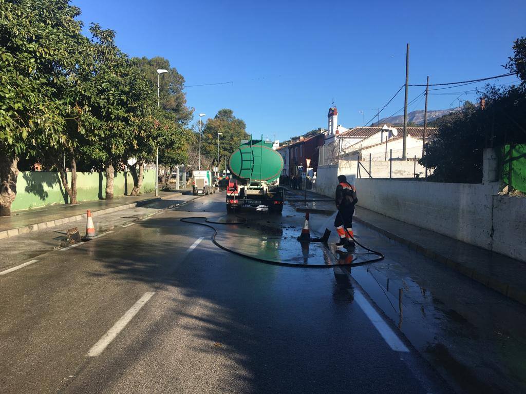 El agua llegó a alcanzar el metro y medio de altura, anegando los bajos de más de 60 viviendas. Los bomberos tuvieron que rescatar a una mujer de 90 años
