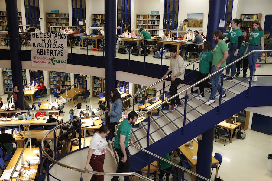 Aspecto que presentaba anoche la biblioteca de Ciencias. 