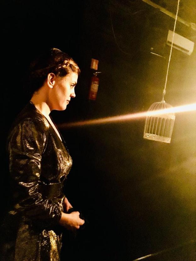 Lidia Fernández, la cómplice, durante el espectáculo. :: CRÓNICA