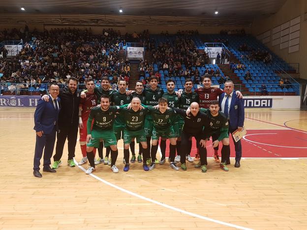 El equipo del BeSoccer UMA Antequera posa en el partido frente el O Parrulo Ferrol. :: crónica