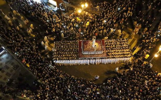 Foto de un desfile procesional de Nuestro Padre Jesús Cautivo. 