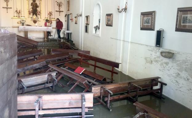 Estado en el que ha quedado el interior de la iglesia.