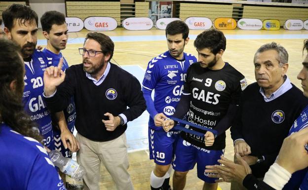 José Luis Hidalgo se dirige a sus jugadores.