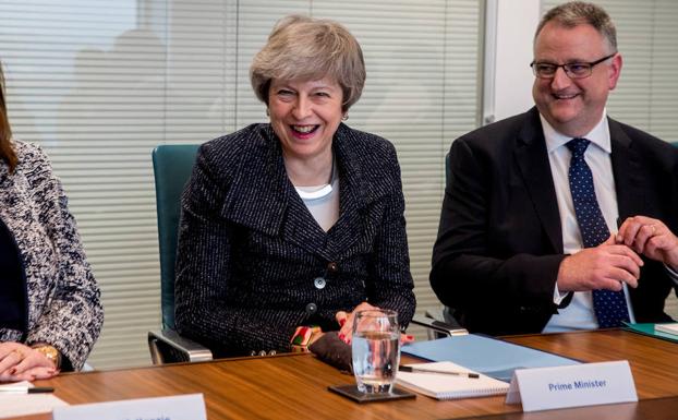 La primera ministra británica, Theresa May, durante su visita este martes a Irlanda del Norte para hablar sobre el futuro de la frontera.