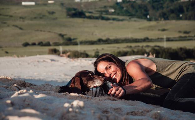 Imagen principal - Imagenes de Dana con su mascota. Abajo a la derecha, Petra junto a una foto en la que muestra el estado de desnutrición en la que se la encontró la deportista olímpica. 