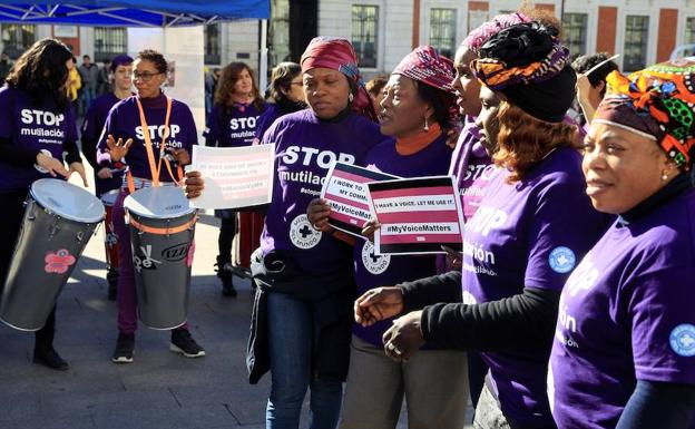 Concentración celebrada en este miércoles en contra de la ablación femenina, en la Puerta del Sol de Madrid. 