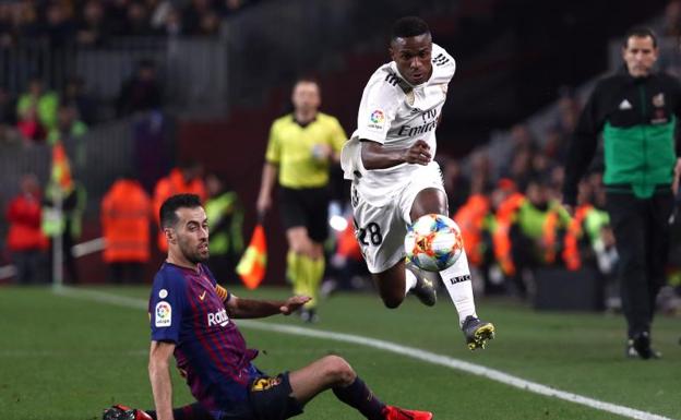 Vinicius, en una acción ante Busquets. 