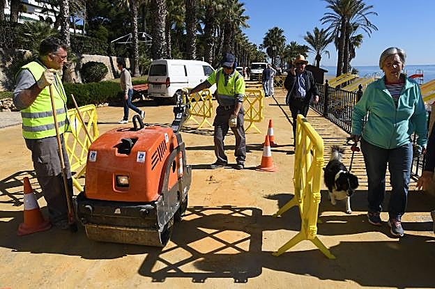 Trabajos en el paseo marítimo, ayer, a la altura de la urbanización Marbellamar. 