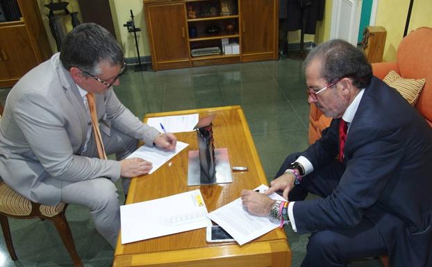 Enríquez y Lara durante la firma del protocolo en la prisión de Alhaurín de la Torre. 